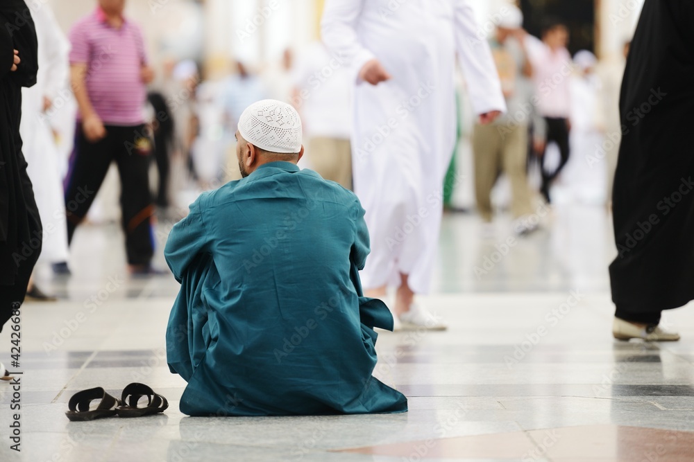 Φωτογραφία Muslim praying at Medina mosque
