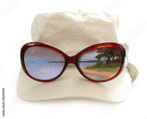 Fototapeta Naklejka Na Ścianę i Meble -  glasses reflecting beautiful beach
