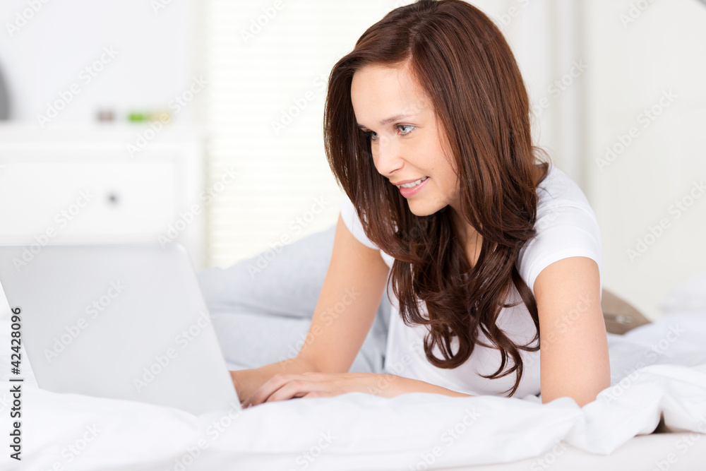frau mit laptop im bett frau mit laptop im bett