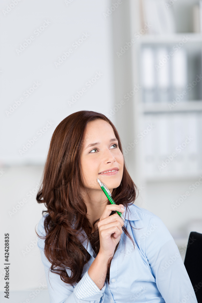 lächelnde frau im büro hat eine idee lächelnde frau im büro hat eine idee