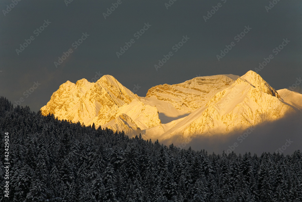 Berge im Winter im Sonnenaufgang
