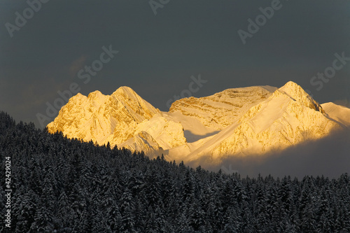 Obraz na płótnie Berge im Winter im Sonnenaufgang w salonie