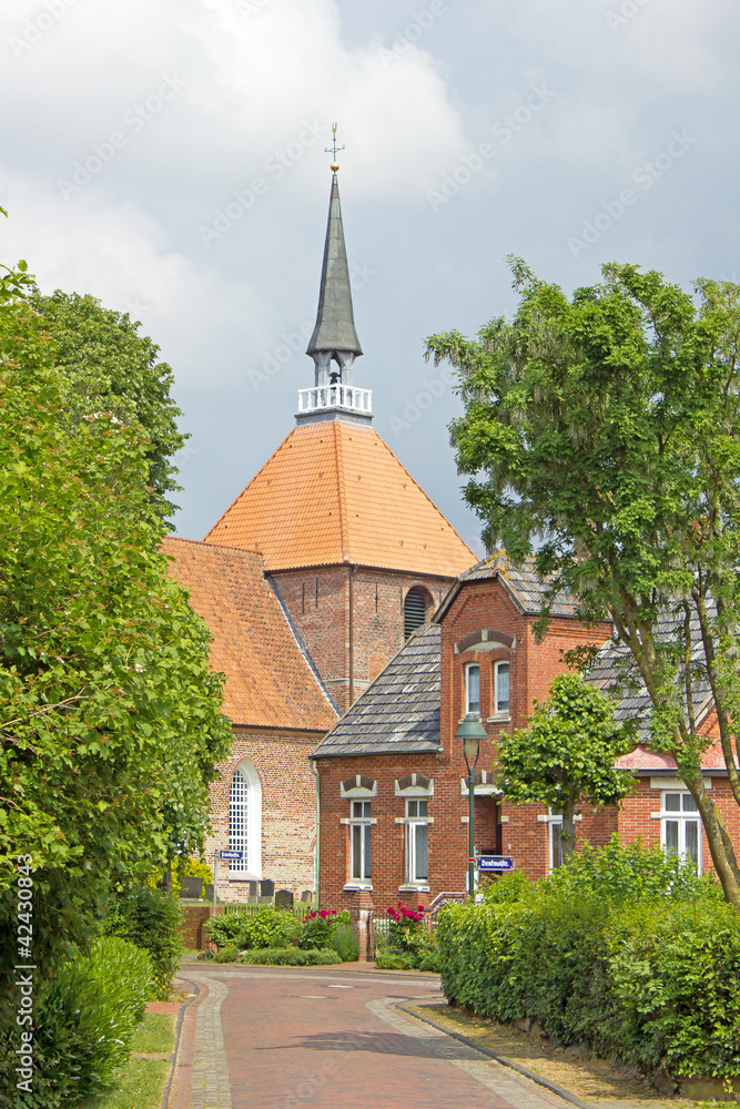 Rysumer Kirche auf Rundwarft (12. Jh., Ostfriesland)