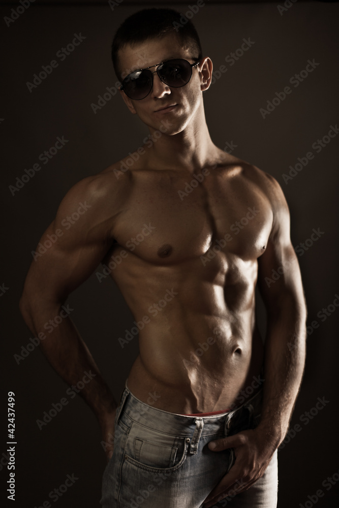 Fototapeta premium Muskularny młody człowiek