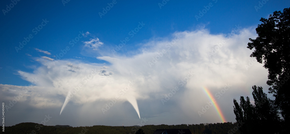 Tornado mit Regenbogen