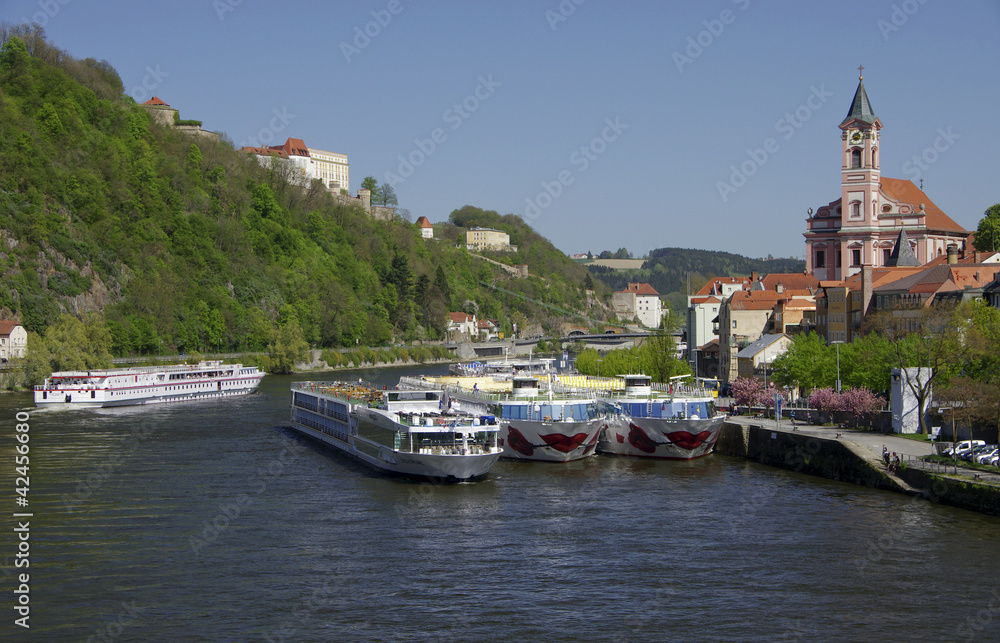 Flußkreuzfahrtschiffe auf der Donau bei Passau