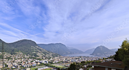 vista panoramica del lago di lugano in svizzera © adpePhoto