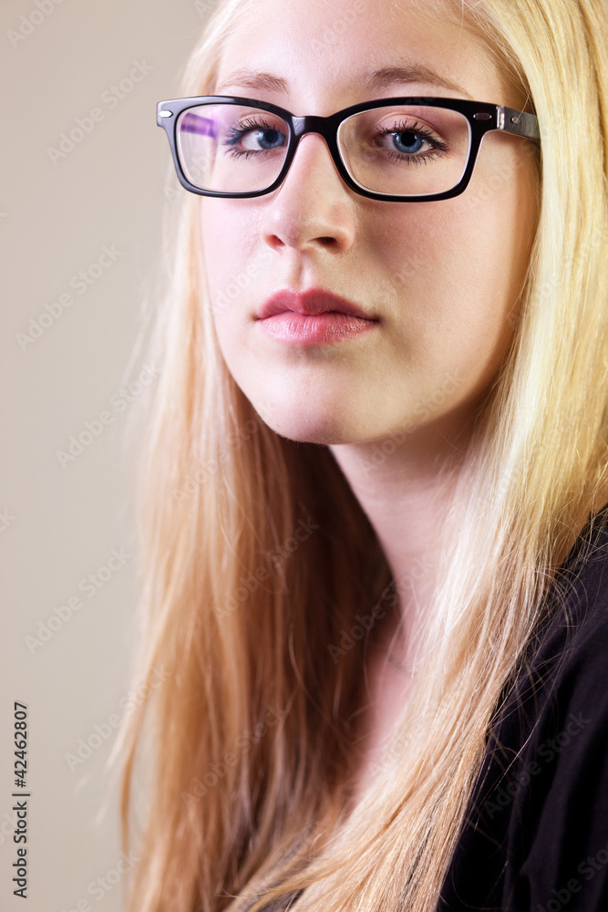 Portrait einer jungen Frau mit Brille Portrait einer jungen Frau mit Brille