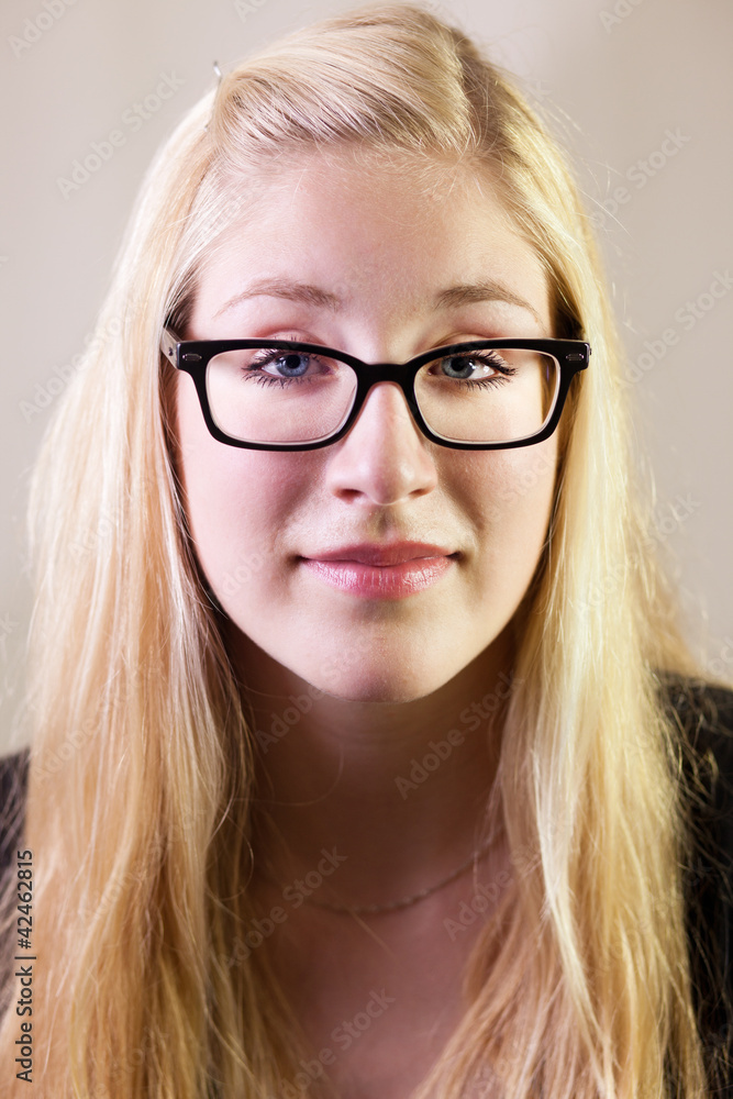 Portrait einer jungen Frau mit Brille Portrait einer jungen Frau mit Brille
