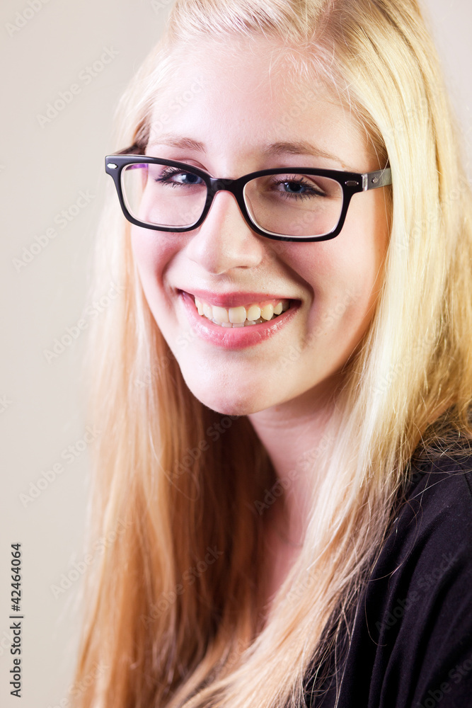 Portrait einer jungen Frau mit Brille Portrait einer jungen Frau mit Brille