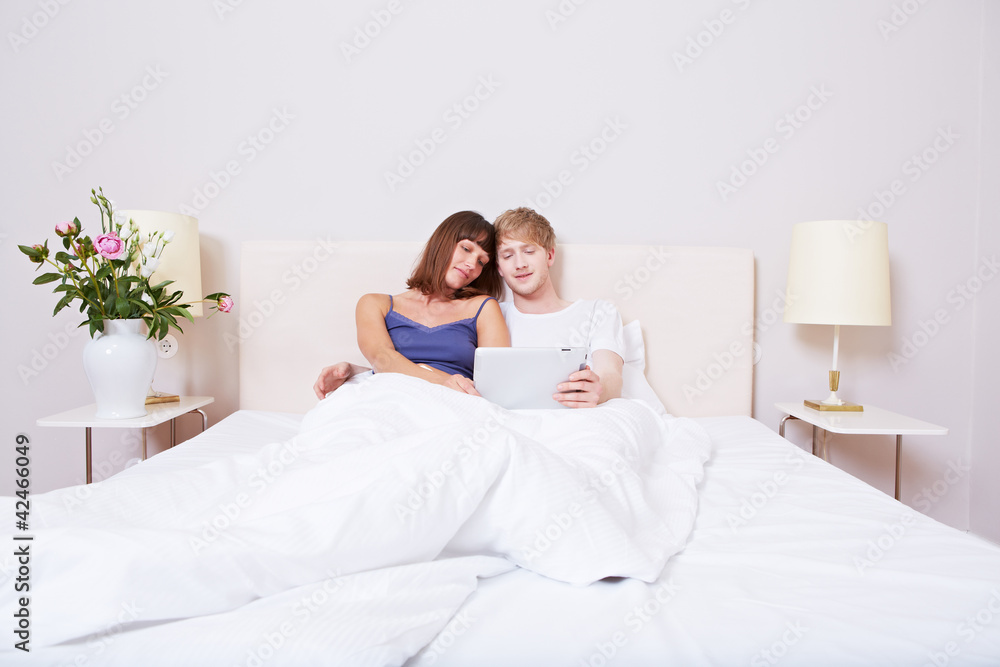 Paar im Bett mit Tablet Computer Paar im Bett mit Tablet Computer