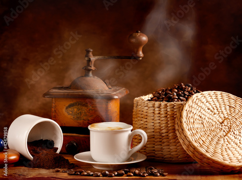 Fototapeta Caffè tostato e macinato con cappuccino caldo