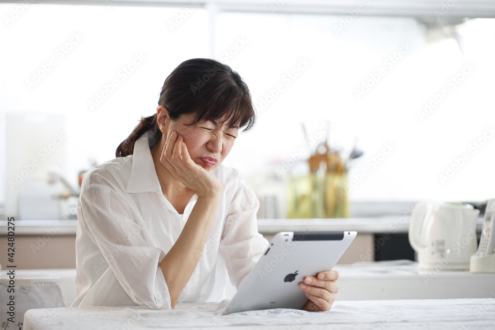 タブレットと女性