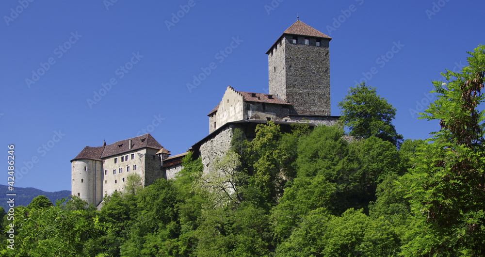 Fototapeta premium Der Stolz von Tirol - Meran-Schloß Tirol