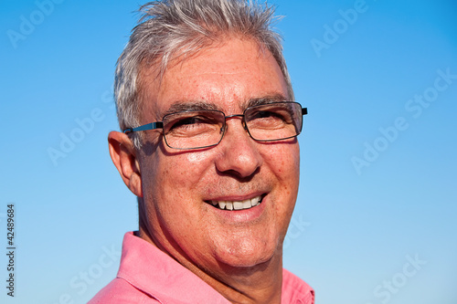 Retrato hombre con gafas