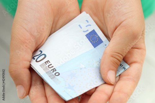 mani con banconota da 20 euro photo