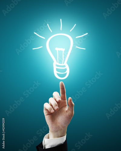 Фотография bulb light symbol on fingertip