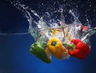 Deken met foto Opspattend water Three peppers falling into water. Blue background  © Julián Rovagnati