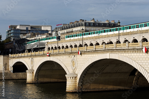 Métros sur le pont de Bercy