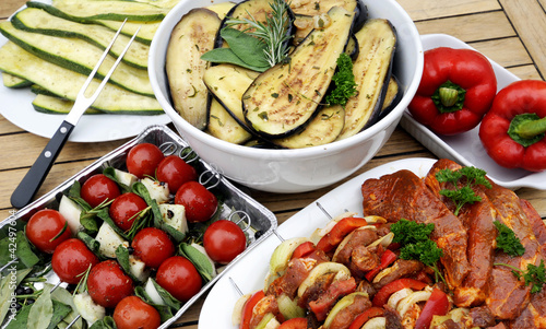 Grillabend, vorbereitetes Grillgut auf Holztisch