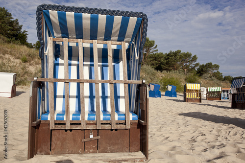 Strandkorb mit Gitter photo