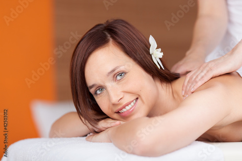 lächelnde frau entspannt bei einer massage