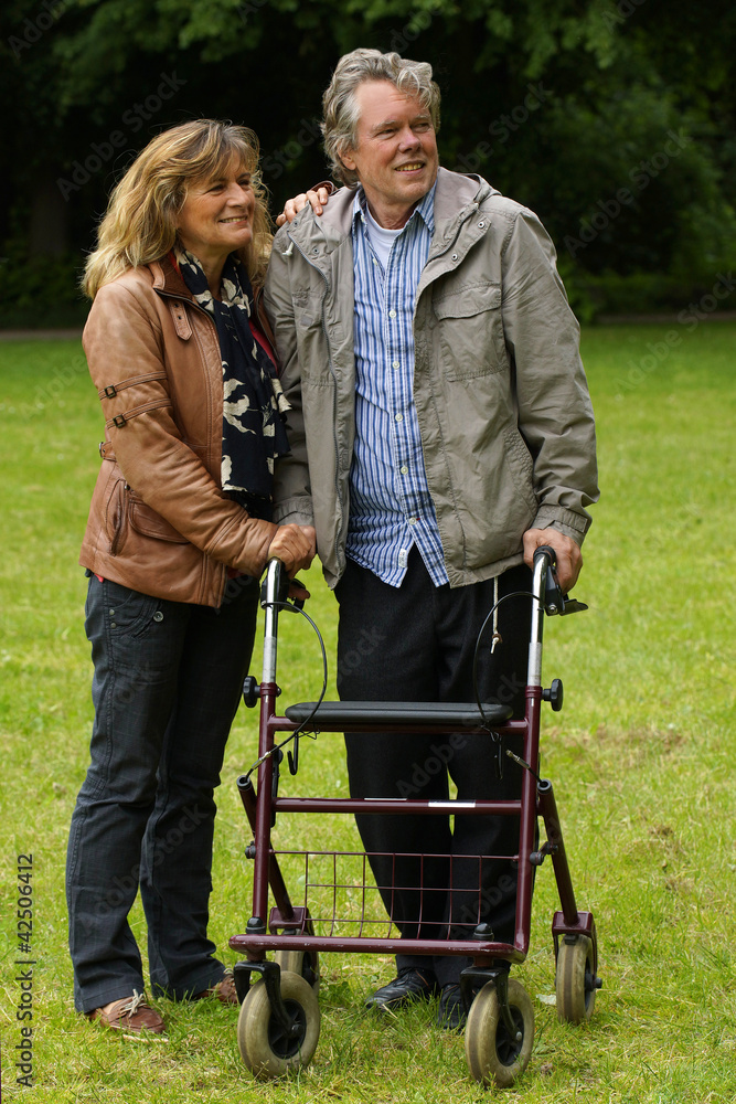Fototapeta premium Älteres Paar - Mann mit Gehwagen