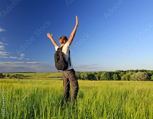 Freedom young man with a backpack relax on a nature field © Maksym Dykha