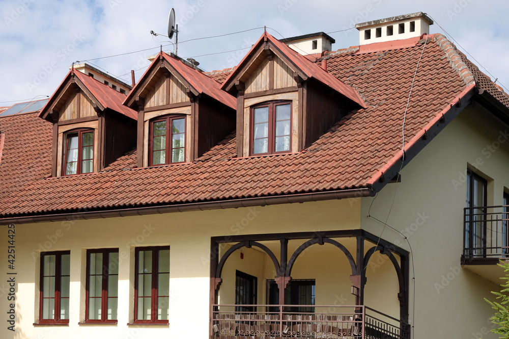 Польша. Дом с тремя окнами на черепичной крыше.