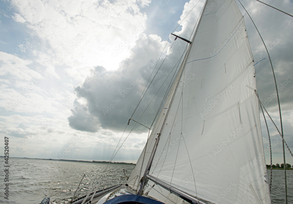 Obraz premium Sailing on a lake in spring