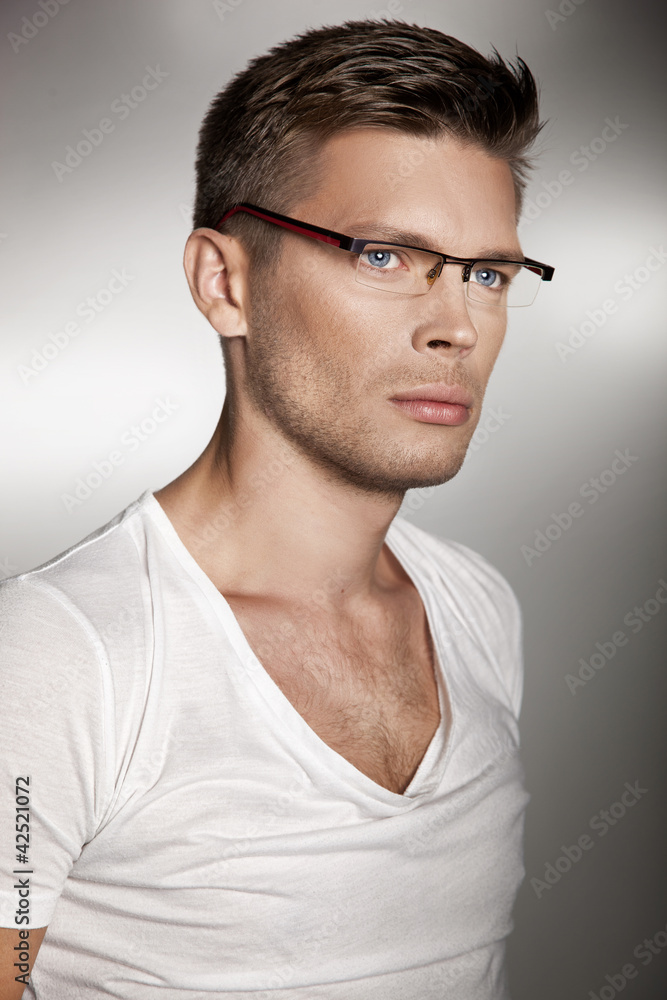 Obraz premium Portrait of a handsome man wearing glasses