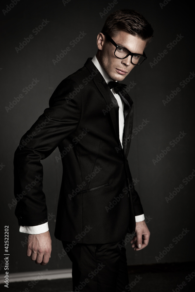 Obraz premium Elegant young businessman