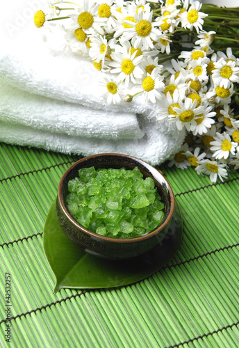 bouquet daisy on towel and Green bath salt in bowl with on mat