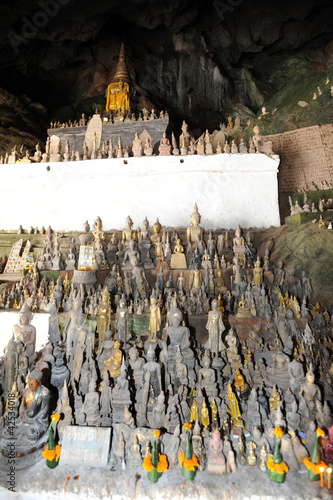 La grotta di Pak Ou sul fiume Mekong vicino a Luang Prabang photo