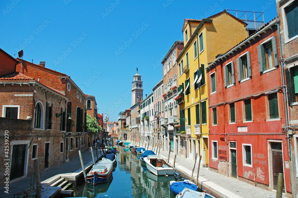 Canale di Venezia con casa rosse e gialle, Italia