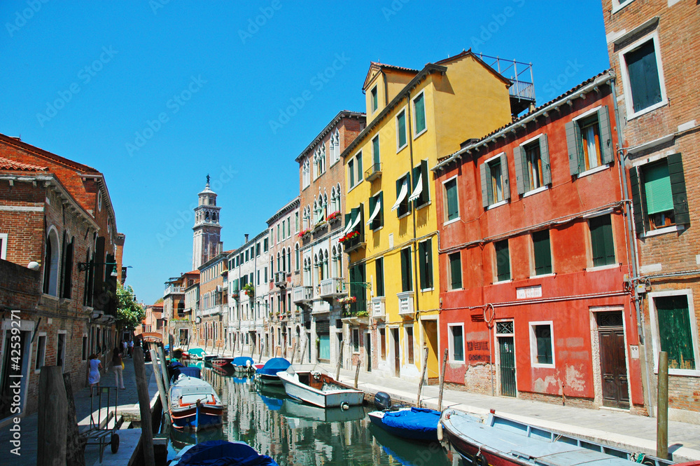 Canale di Venezia con casa rosse e gialle, Italia