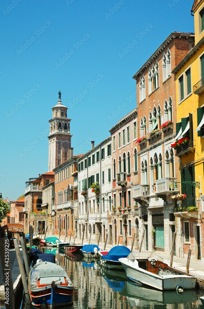 Canale di Venezia con barche e campanile, Italia