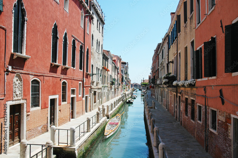 Canale di Venezia con case rosse, Italia