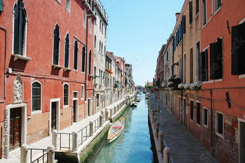 Canale di Venezia con case rosse, Italia © Eleonora Lamio