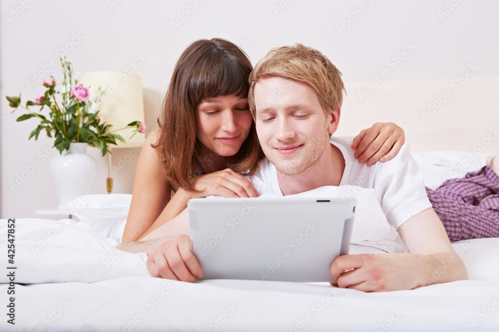 Paar schaut Videos mit Tablet Computer Paar schaut Videos mit Tablet Computer