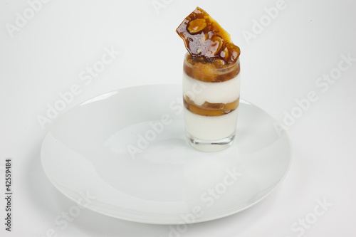 panna cotta con pesche photo