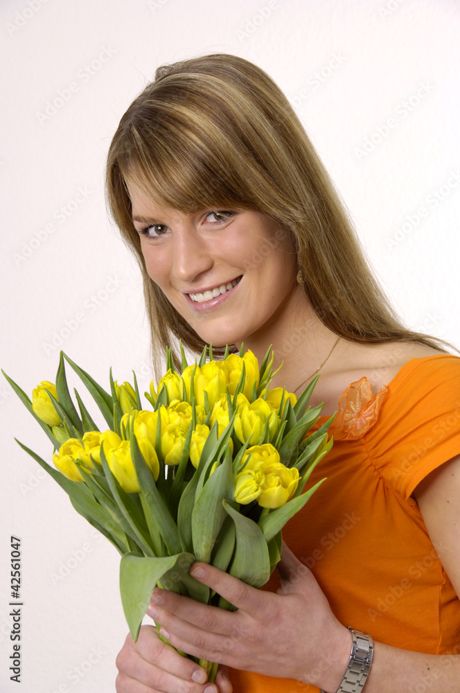 Junge Frau mit einem Tulpenstrauß Junge Frau mit einem Tulpenstrauß