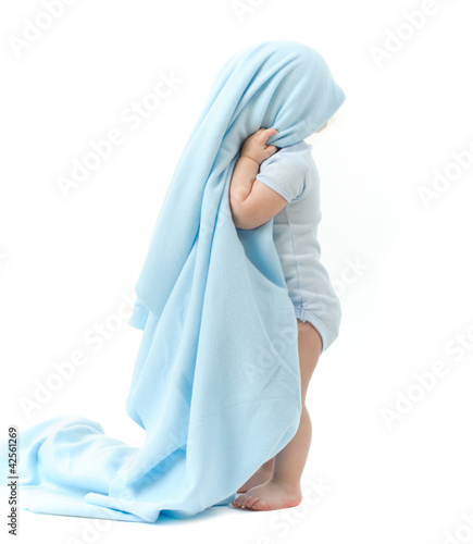 Kind mit blauer Decke
