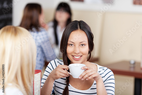 lächelnde junge frau im café