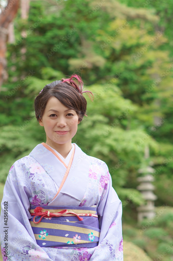 着物の女性と新緑