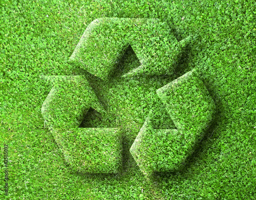 logo recyclage en relief dans l'herbe