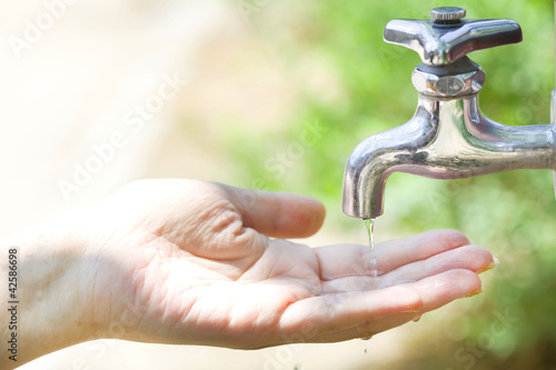 水を受け止める手