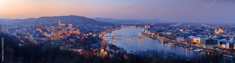 Naklejka premium Panoramiczny widok na Budapeszt nocą, Węgry
