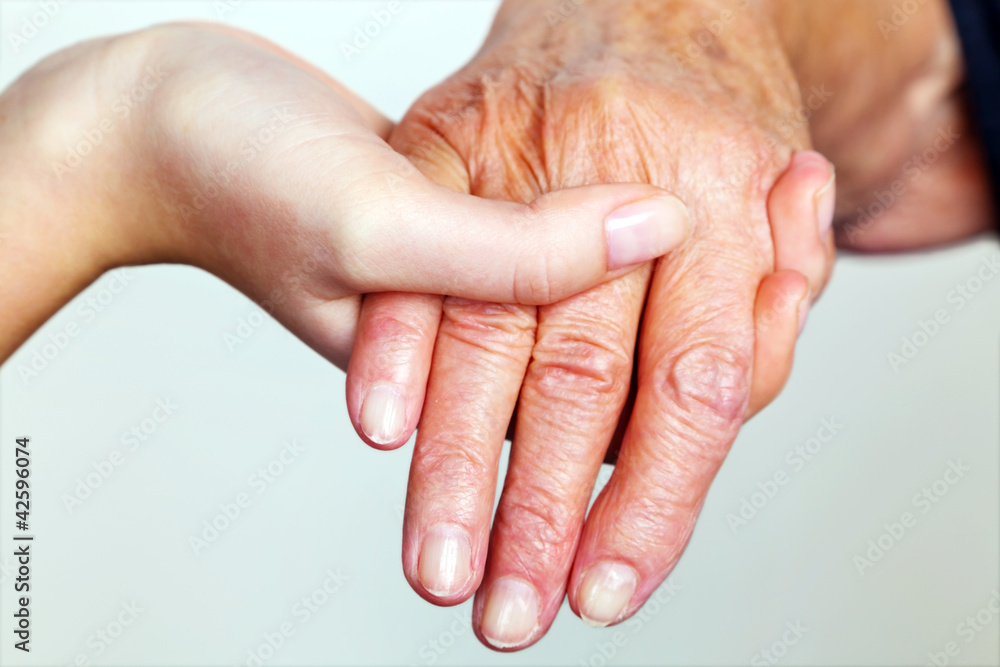 Alte und junge Hand mit Gehstock Alte und junge Hand mit Gehstock