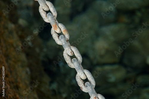 catena su sfondo d'acqua photo